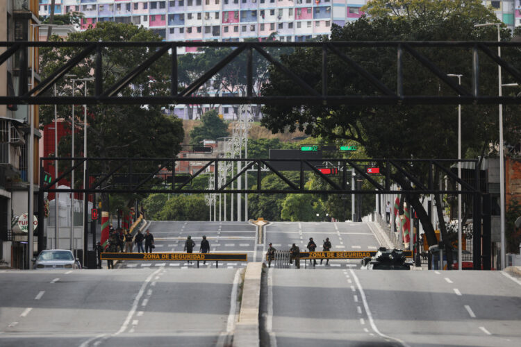 Fotografía que muestra una calle vacía este sábado, en Caracas (Venezuela). EFE/ Miguel Gutiérrez