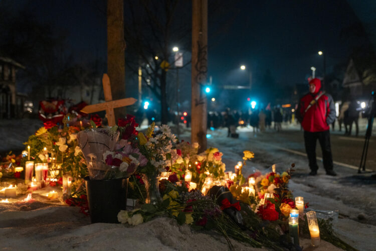 Fotografía que muestra un altar durante una vigilia en el lugar donde una mujer murió tras recibir disparos de agentes del Servicio de Inmigración y Control de Aduanas (ICE, en inglés) de Estados Unidos, este miércoles, en Mineápolis (Estados Unidos). EFE/ Angel Colmenares