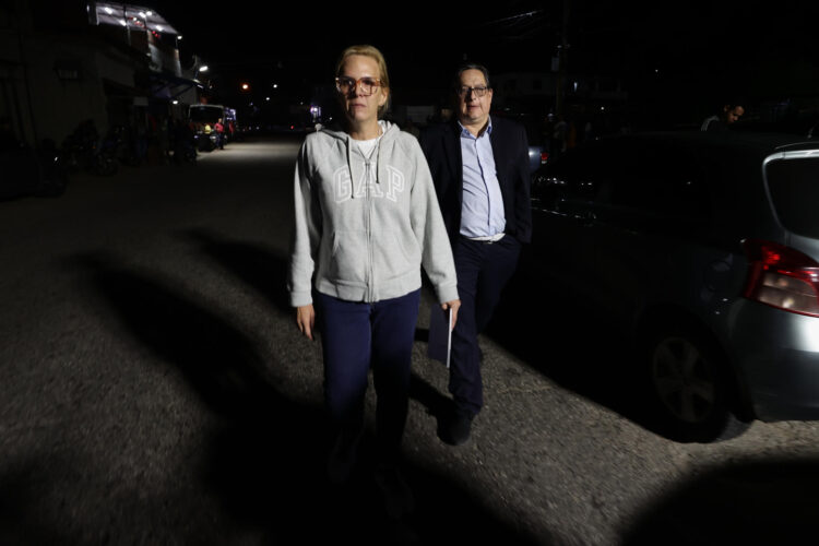 La hija del líder opositor Edmundo González Urrutia, Mariana González, camina junto a su abogado frente al centro penitenciario Rodeo I este 8 de enero de 2026, en Caracas (Venezuela). EFE/ Ronald Peña R