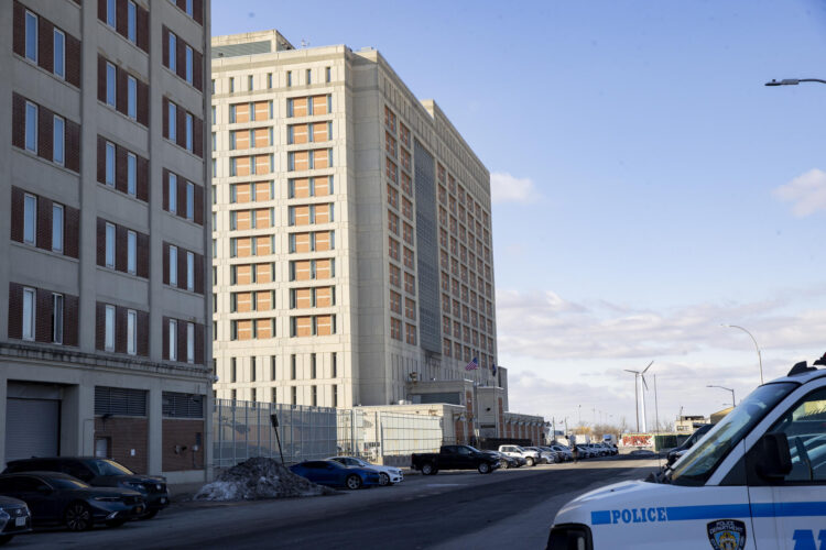 Fotografía que muestra el Centro Metropolitano de Detención de Brooklyn (MDC), donde se encuentra el presidente de Venezuela, Nicolás Maduro, este domingo en Nueva York (EE.UU.). EFE/ Angel Colmenares