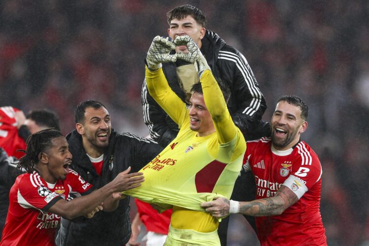 El portero del Benfica Anatoliy Trubin (2-I) celebra con sus compañeros el 4-2 durante el partido de la UEFA Champions League que han jugado SL Benfica y Real Madrid, en Lisboa, Portugal. EFE/EPA/MIGUEL A. LOPES