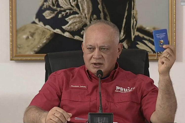 Captura de video de una transmisión del canal estatal VTV del ministro de Interior y Justicia de Venezuela, Diosdado Cabello, en una rueda de prensa este lunes, en Caracas (Venezuela). EFE/ VTV
