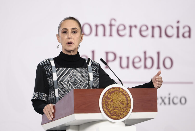 La presidenta de México, Claudia Sheinbaum, habla en una conferencia de prensa este martes, en el Palacio Nacional de Ciudad de México (México). EFE/ José Méndez