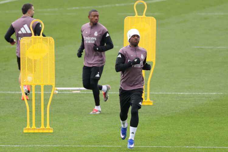 El delantero del Real Madrid Vinicius Jr y su compañero David Alaba, durante el entrenamiento del pasado 3 de enero en la Ciudad Deportiva de Valdebebas. EFE/Kiko Huesca