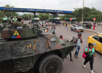 La frontera de Colombia y Venezuela sigue a su ritmo, pendiente de las noticias de Caracas