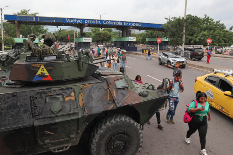 Integrantes del Ejército colombiano llegan este sábado al puente internacional Simón Bolívar que une a las ciudades de Cúcuta y Villa del Rosario (Colombia) con las ciudades de San Antonio y San Cristóbal del Estado Táchira (Venezuela). EFE/ Mario Caicedo