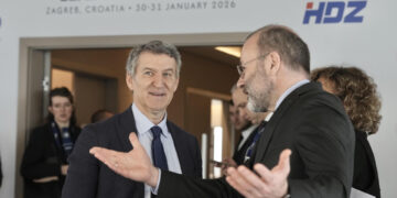 El líder del PP español alerta al PPE sobre la regularización de migrantes en España