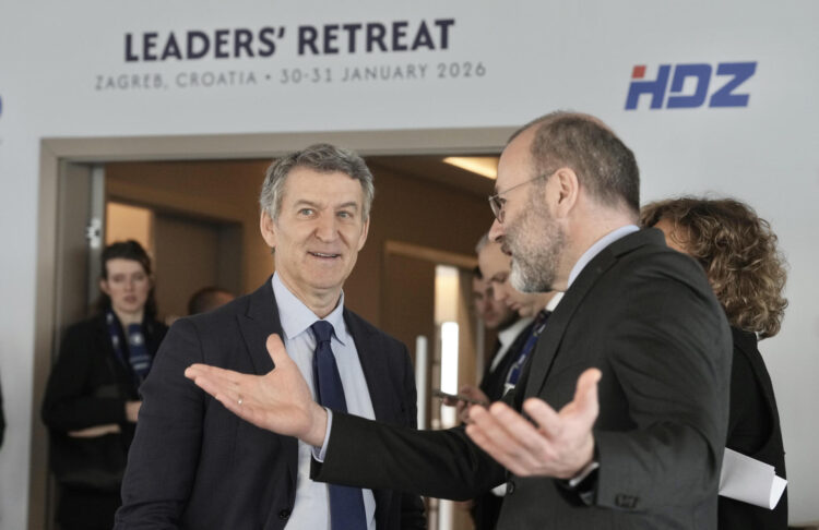 - El líder del PP, Alberto Núñez Feijóo (i), conversa con el presidente del Partido Popular Europeo, el alemán Manfred Weber(d), durante la reunión de líderes del Partido Popular Europeo (PPE) en Zagreb, este sábado. EFE/ David Mudarra/Partido Popular SOLO USO EDITORIAL/SOLO DISPONIBLE PARA ILUSTRAR LA NOTICIA QUE ACOMPAÑA (CRÉDITO OBLIGATORIO)