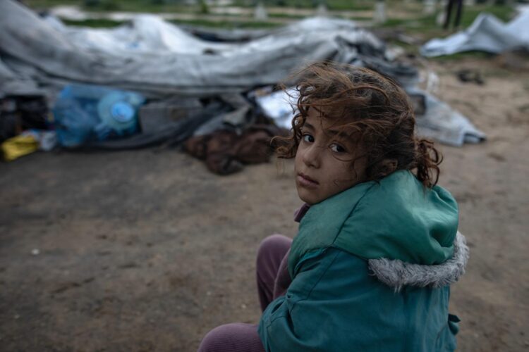 Una niña palestina se sienta junto a los restos de la tienda de campaña de su familia en Jan Yunis, en la Franja de Gaza, en una imagen del 9 de enero de 2026. EFE/EPA/HAITHAM IMAD
