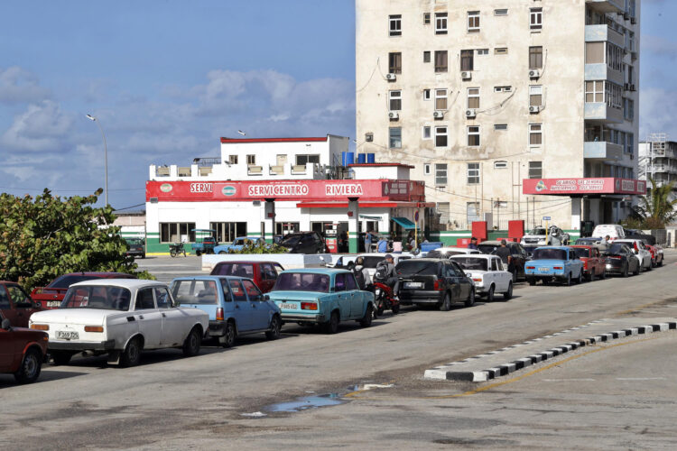 Fotografía de archivo de vehículos haciendo fila para abastecerse de combustible en La Habana (Cuba). EFE/ Ernesto Mastrascusa