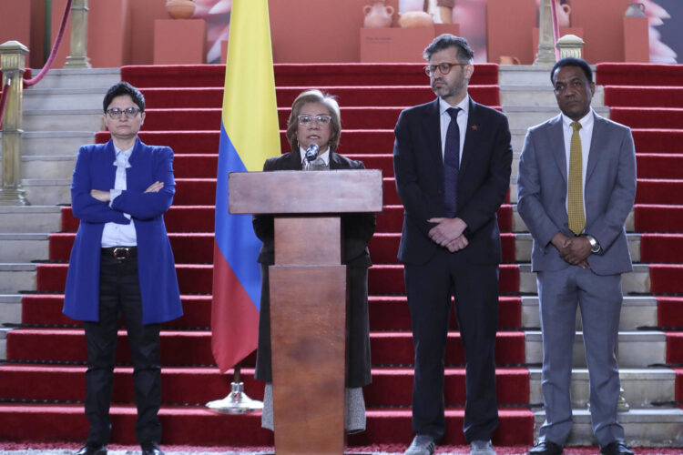 La ministra de Relaciones Exteriores de Colombia, Yolanda Villavicencio (c), habla durante una rueda de prensa este martes, en Bogotá (Colombia). EFE/ Carlos Ortega
