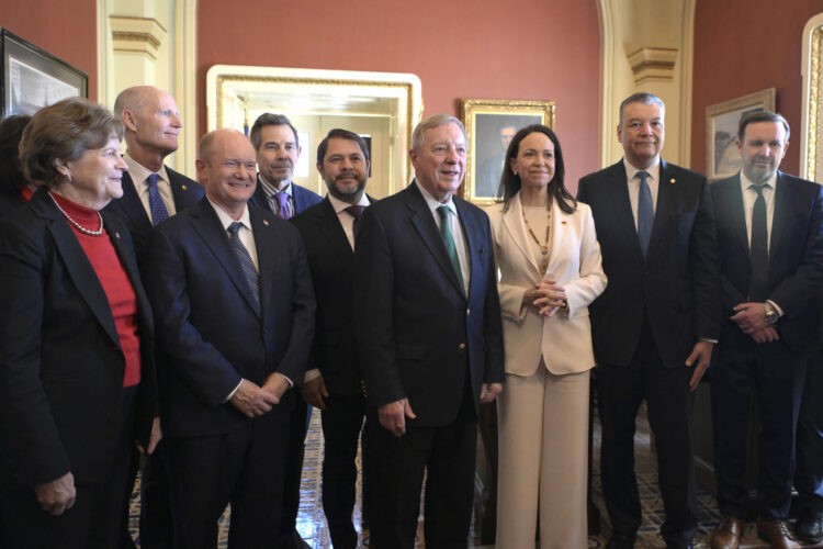La líder opositora venezolana y Premio Nobel de la Paz, María Corina Machado (3-d), posa junto a los senadores Dick Durbin (c) y Alex Padilla (2-d) y otros senadores durante una visita al Congreso de los Estados Unidos este 15 de enero de 2026, en Washington (Estados Unidos). EFE/ Lenin Nolly