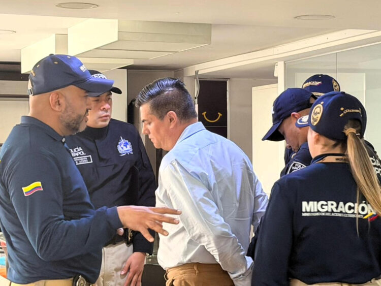 Fotografía cedida por Migración Colombia que muestra al ciudadano costarricense, Rubén Antonio Wang Lara (c), mientras es capturado por agentes de Migración este jueves, en Bogotá (Colombia). EFE/ Migración Colombia