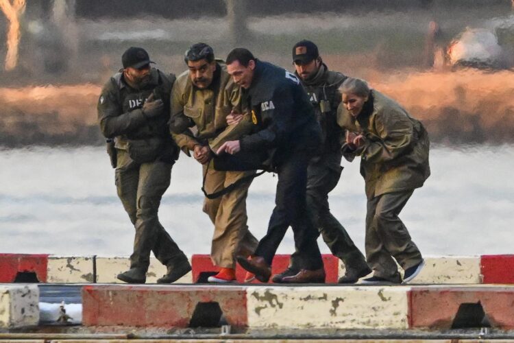 Fotografía del 5 de enero de 2026 del presidente de Venezuela, Nicolás Maduro (2-i), y su esposa, Cilia Flores (d), llegan al helipuerto de Wall Street este lunes, para ser traslados al tribunal federal en Nueva York (EE.UU.). EFE/ Stringer