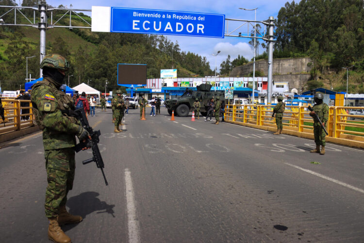 Fotografía de archivo que muestra a militares ecuatorianos que custodian la frontera entre Ecuador y Colombia en el puente internacional Rumichaca, en la provincia de Carchi (Ecuador). EFE/ Xavier Montalvo