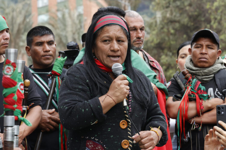 Fotografía de archivo del 27 de agosto de 2024 que muestra a la senadora indígena Aida Quilcue hablando durante una protesta en Bogotá (Colombia). EFE/ Mauricio Dueñas Castañeda/ ARCHIVO