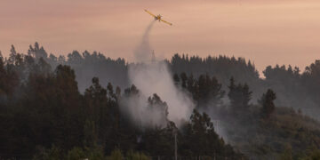 Suben a 19 los muertos en los incendios en Chile entre inquietud por reactivación de focos