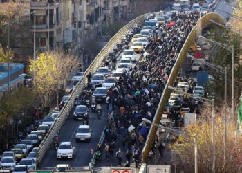 Irán incomunicado mientras Pahvalí alienta a manifestantes tras dos semanas de protestas
