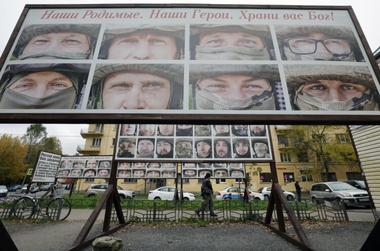 Varias personas pasan junto a retratos de soldados rusos que luchan en Ucrania, cerca de la oficina de un fondo de caridad que recauda donaciones para los combatientes rusos, en San Petersburgo, Rusia, en una imagen del 10 de octubre de 2025. EFE/EPA/ANATOLY MALTSEV