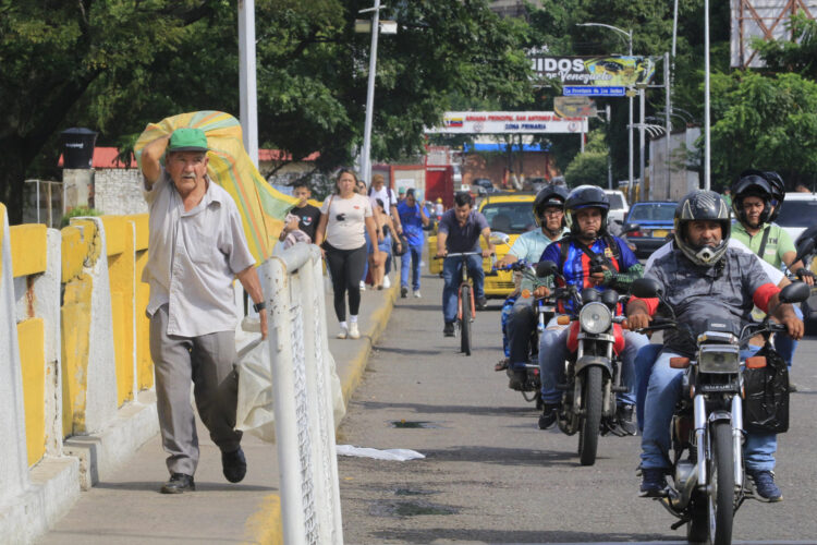 Personas transitan este lunes, en el puente internacional Francisco de Paula Santander que une a las ciudades de Cúcuta (Colombia) con Ureña (Venezuela). EFE/ Mario Caicedo