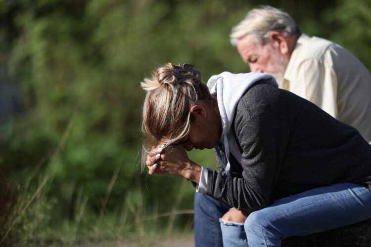 Familiares de presos políticos esperan frente al centro penitenciario Rodeo I, en Caracas (Venezuela). EFE/ Ronald Peña R