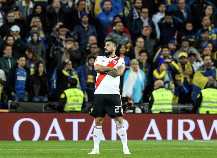 El argentino Lucas Pratto y su pose más famosa, tras anotar un gol con River Plate en la final de la Copa Libertadores de 2018 ante Boca Juniors en el estadio Santiago Bernabéu de Madrid. EFE/ Rodrigo Jiménez