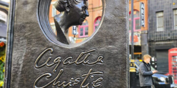 Agatha Christie atrapa a nuevos lectores y sigue vigente 50 años después de su muerte