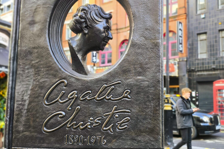 Estatua memorial de Agatha Christie en Leicester Sq. El legado literario de la eterna "reina del crimen"sigue atrapando a nuevos lectores y demostrando que su memoria desafía el tiempo, al cumplirse mañana cincuenta años de su muerte en Inglaterra a los 85 años. EFE/ Guillermo Garrido