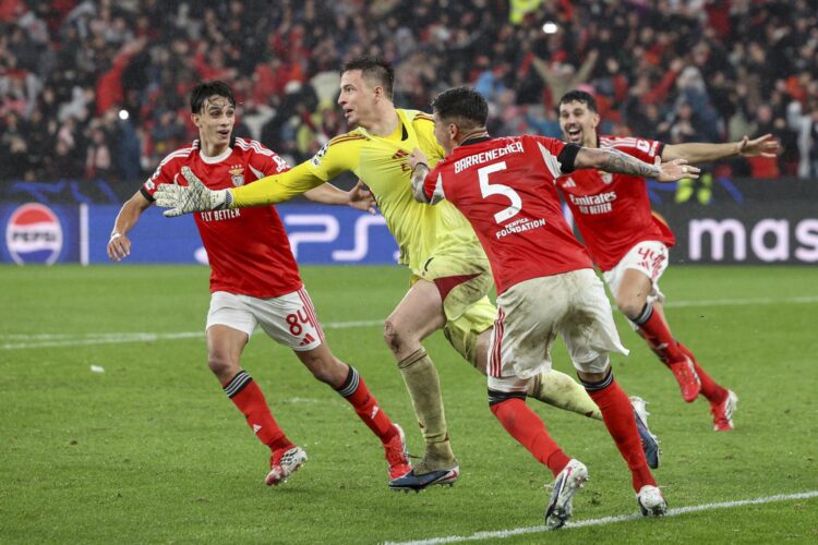 El portero del Benfica Anatoliy Trubin (2-I) celebra con sus compañeros el 4-2 durante el partido de la UEFA Champions League que han jugado SL Benfica y Real Madrid, en Lisboa, Portugal. EFE/EPA/MIGUEL A. LOPES