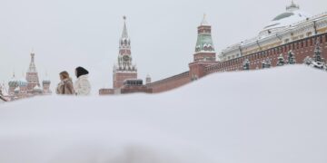 Una copiosa nevada cubre Moscú con más de medio metro de nieve
