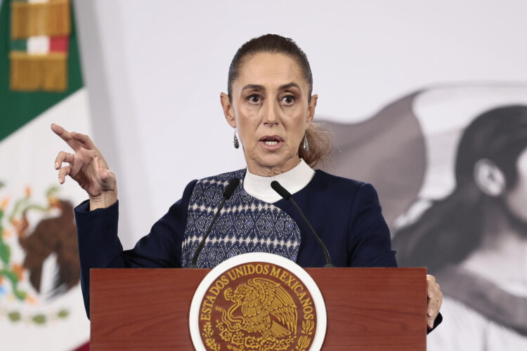 La presidenta de México, Claudia Sheinbaum, habla durante una rueda de prensa este miércoles, en el Palacio Nacional de Ciudad de México (México). EFE/ José Méndez