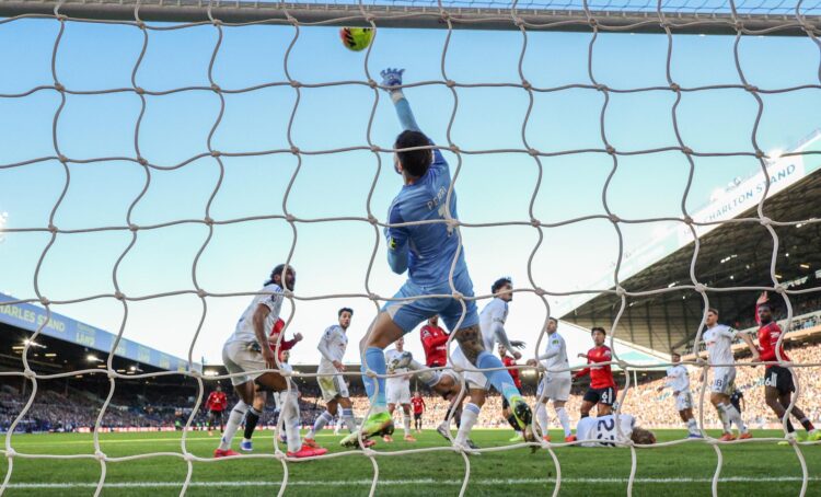 Lucas Perri salva un remate de Yoro. EFE/EPA/ALEX DODD.