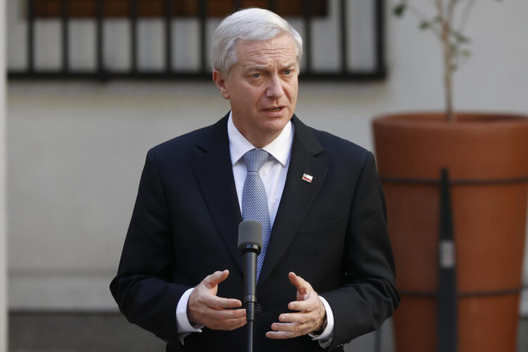 El presidente electo de Chile, José Antonio Kast, habla con periodistas en el palacio de La Moneda, en Santiago (Chile). EFE/ Elvis Gonzalez
