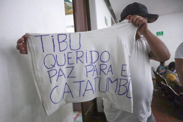 Fotografía de archivo fechada el 18 de enero de 2025 que muestra a un hombre desplazado por la violencia mostrando una camiseta con una nota escrita pidiendo paz para el Catatumbo en Cúcuta (Colombia). EFE/ Mario Caicedo /ARCHIVO