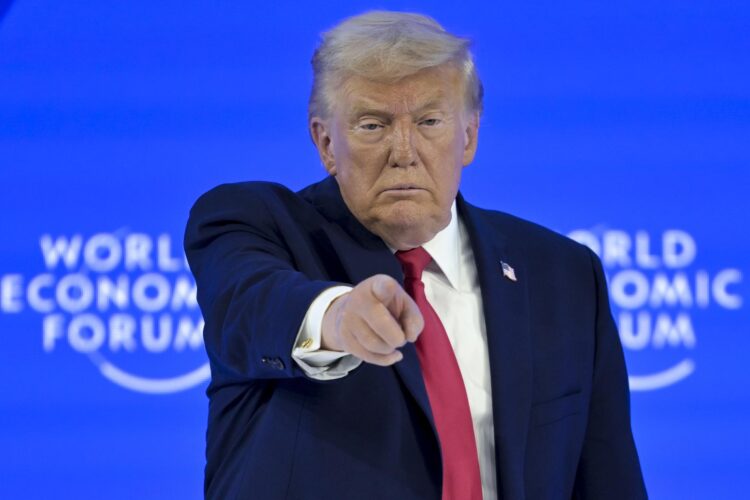 El presidente de EE.UU. Donald Trump gesticula después de su discurso especial en la 56ª reunión anual del Foro Económico Mundial (WEF) en Davos, Suiza, 21 de enero de 2026. La cumbre de 2026, que se celebra del 19 al 23 de enero bajo el tema 'Un espíritu de diálogo', reúne a líderes políticos globales, ejecutivos corporativos y científicos para abordar los desafíos internacionales. (Suiza) EFE/EPA/GIAN EHRENZELLER