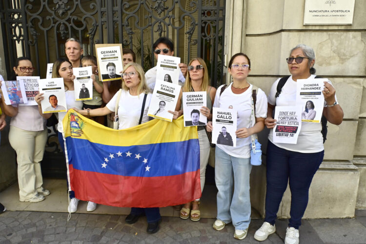 Familiares y amigos de Nahuel Gallo y Germán Giuliani, detenidos en Venezuela, sostienen carteles frente a la Nunciatura Apostólica este viernes, en Buenos Aires (Argentina). EFE/ Matías Martín Campaya