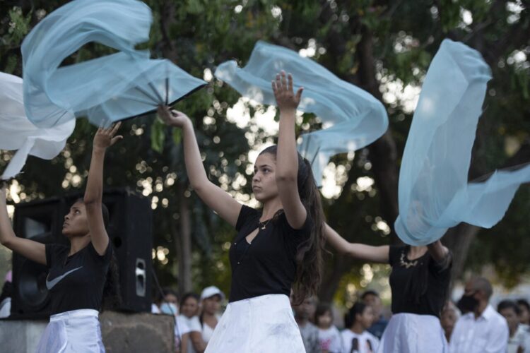 Jóvenes rinden homenaje a víctimas de femicidio en Portuguesa | Foto: Yuri Cortez / AFP