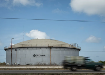 Colapso petrolero en Venezuela: Pdvsa frena producción ante embargo total de EE UU y falta de almacenamiento