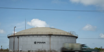 Colapso petrolero en Venezuela: Pdvsa frena producción ante embargo total de EE UU y falta de almacenamiento