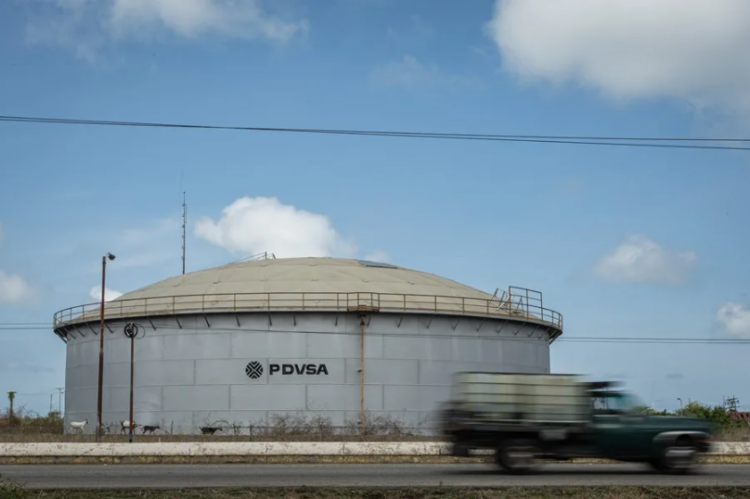 Fotografía de archivo de un tanque de petróleo en Maracaibo (Venezuela) | EFE/ Henry Chirinos