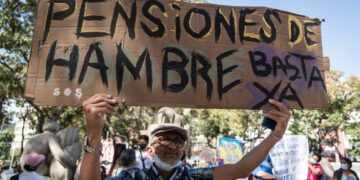 Adultos mayores venezolanos afrontan precariedad y exigen aumento de pensiones