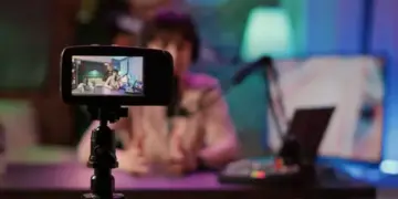 La delgada línea del “post”: el intrusismo de los “influencers” y la crisis del periodismo en Venezuela