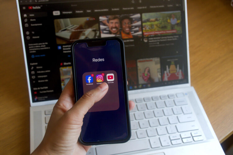 Fotografía de archivo, tomada el 09/12/2025, que muestra a una persona viendo las aplicaciones de redes sociales en un teléfono móvil. EFE/ Edurne Morillo