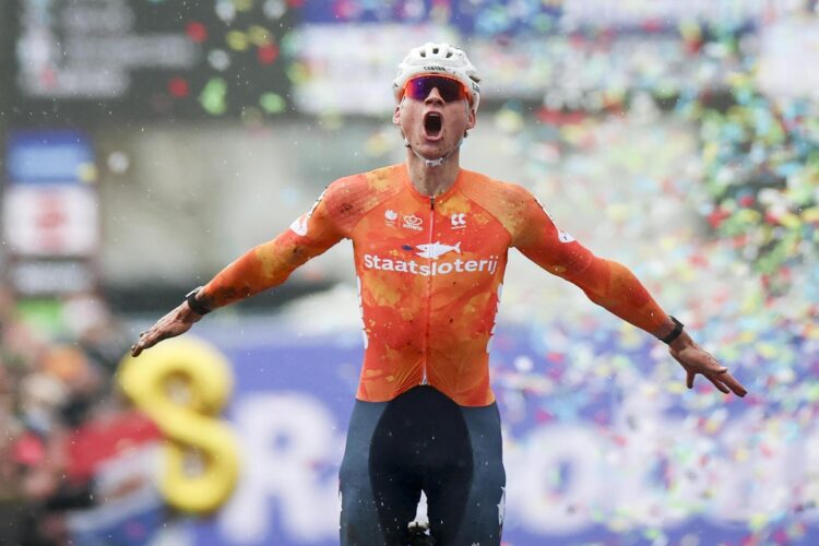 El neerlandés Mathieu Van der Poel logra la victoria en el Campeonato del Mundo de Ciclocrós disputado en Hulst (Países Bajos) EFE/EPA/Iris van den Broek