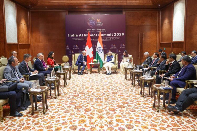 Fotografía facilitada por la Oficina de Información de Prensa (PIB) que muestra al presidente de la Confederación Suiza, Guy Parmelin (centro-izquierda), reunido con el primer ministro indio, Narendra Modi (centro-derecha), en la Cumbre de Impacto de la IA 2026, celebrada en Bharat Mandapam, Nueva Delhi . (Nueva Delhi) EFE/EPA