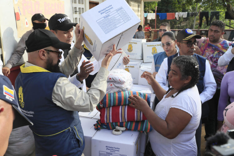 El director de la Unidad Nacional de Gestión del Riesgo UNGRD, Carlos Carrillo (i), entrega ayudas a damnificados este jueves, en Tierralta, Córdoba (Colombia). EFE/ Carlos Ortega