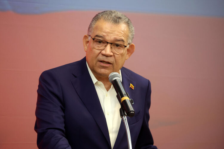 El excandidato presidencial venezolano Enrique Márquez habla en una rueda de prensa este 27 de febrero de 2026, en Caracas (Venezuela). EFE/ Miguel Gutiérrez