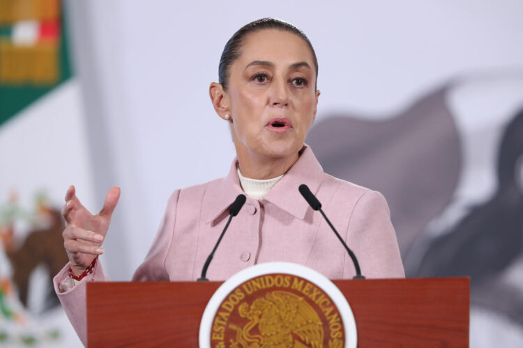La presidenta de México, Claudia Sheinbaum, habla durante una rueda de prensa este lunes, en el Palacio Nacional en Ciudad de México (México). EFE/Mario Guzmán