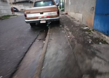 Vehículos ocupan las aceras por el Terminal de Boconó 