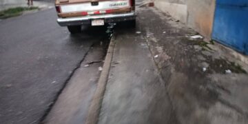 Vehículos ocupan las aceras por el Terminal de Boconó 